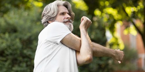 homme-qui-s-etend-dans-la-nature